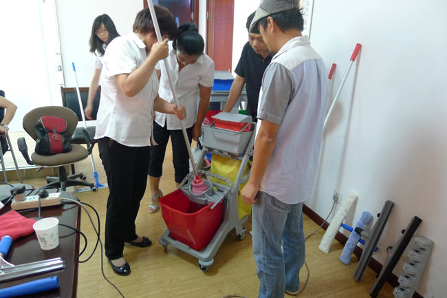 2013年6月，我司品牌經(jīng)理/資深培訓(xùn)師到達(dá)當(dāng)?shù)胤咒N商舉辦為期兩天的清潔工具標(biāo)準(zhǔn)化培訓(xùn)課程。